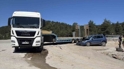 Kastamonu’nun Devrekani ilçesinde otomobil ile tırın çarpıştığı kazada 4 kişi