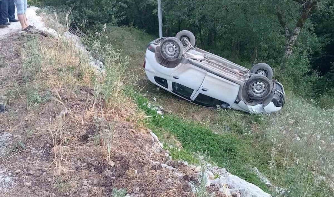 Kastamonu’nun Küre ilçesinde yoldan çıkarak tarlaya yuvarlanan otomobildeki 3 kişi