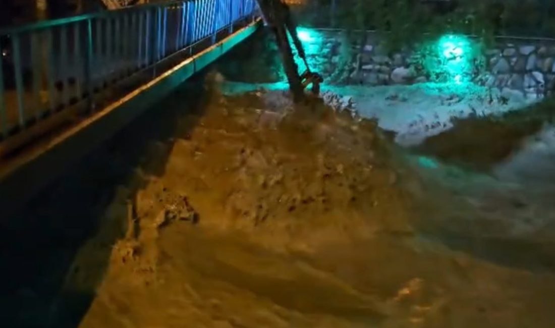 Kastamonu’nun Cide ilçesinde kuvvetli yağışların ardından Devrekani Çayı’nın taşması sonucu