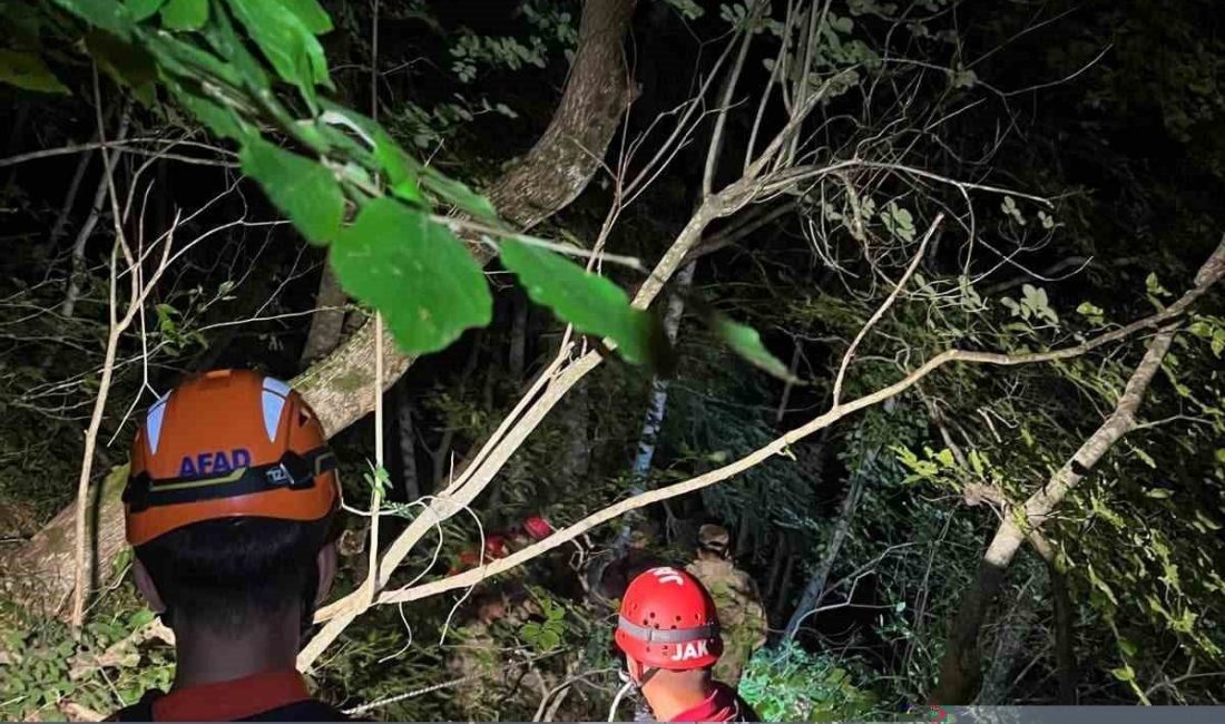 Kastamonu’nun Çatalzeytin ilçesinde dengesini kaybederek uçuruma yuvarlanan şahıs, ekiplerin çalışmasıyla