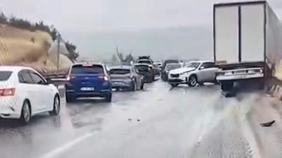 Kastamonu’nun Tosya ilçesinde sağanak yağış sebebiyle kayganlaşan D100 karayolunda meydana