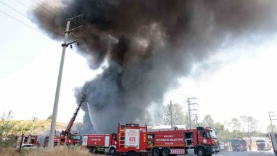 Kocaeli’de boya fabrikasında çıkan ve yükselen dumanların çevre ilçelerden de