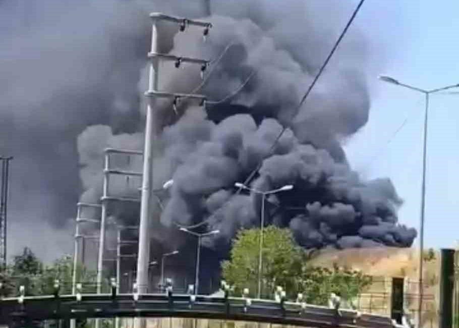 Kocaeli’de iş yerinde çıkan yangına müdahale ediliyor Kocaeli’nin Körfez ilçesinde bir iş yerinde çıkan yangın, itfaiye ekiplerince