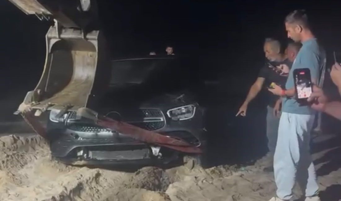 Kocaeli’nin Kandıra ilçesinde sürücüsünün kontrolünden çıkan otomobil, tatilcilerin çadır kurduğu