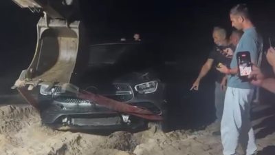 Kocaeli’nin Kandıra ilçesinde sürücüsünün kontrolünden çıkan otomobil, tatilcilerin çadır kurduğu