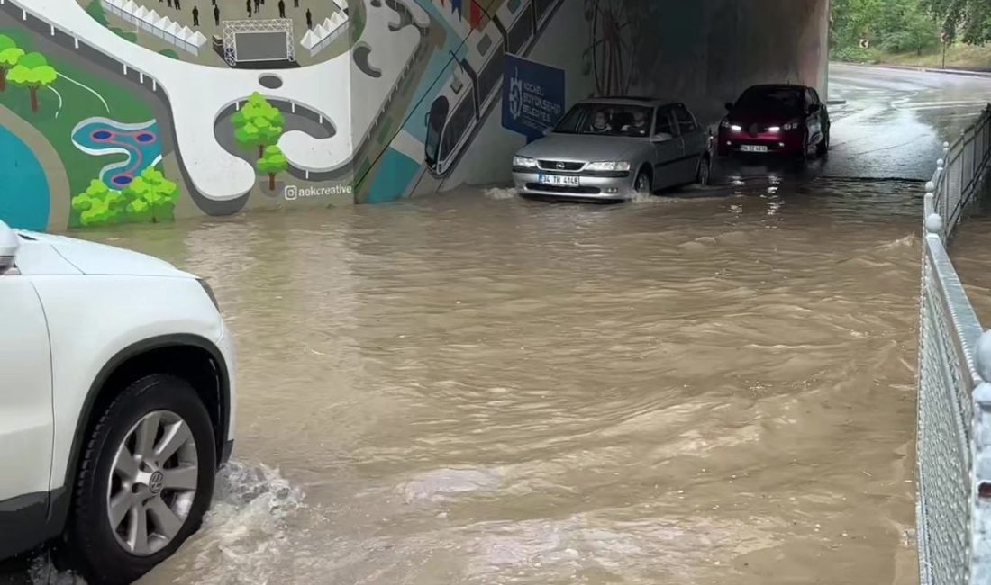 Kocaeli’nin İzmit ilçesinde sağanak nedeniyle suyla dolan alt geçitte araç