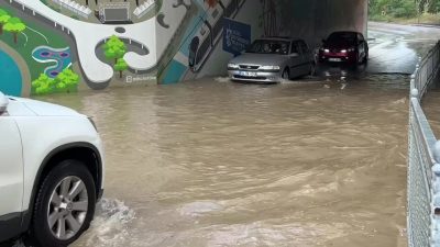 Kocaeli’nin İzmit ilçesinde sağanak nedeniyle suyla dolan alt geçitte araç
