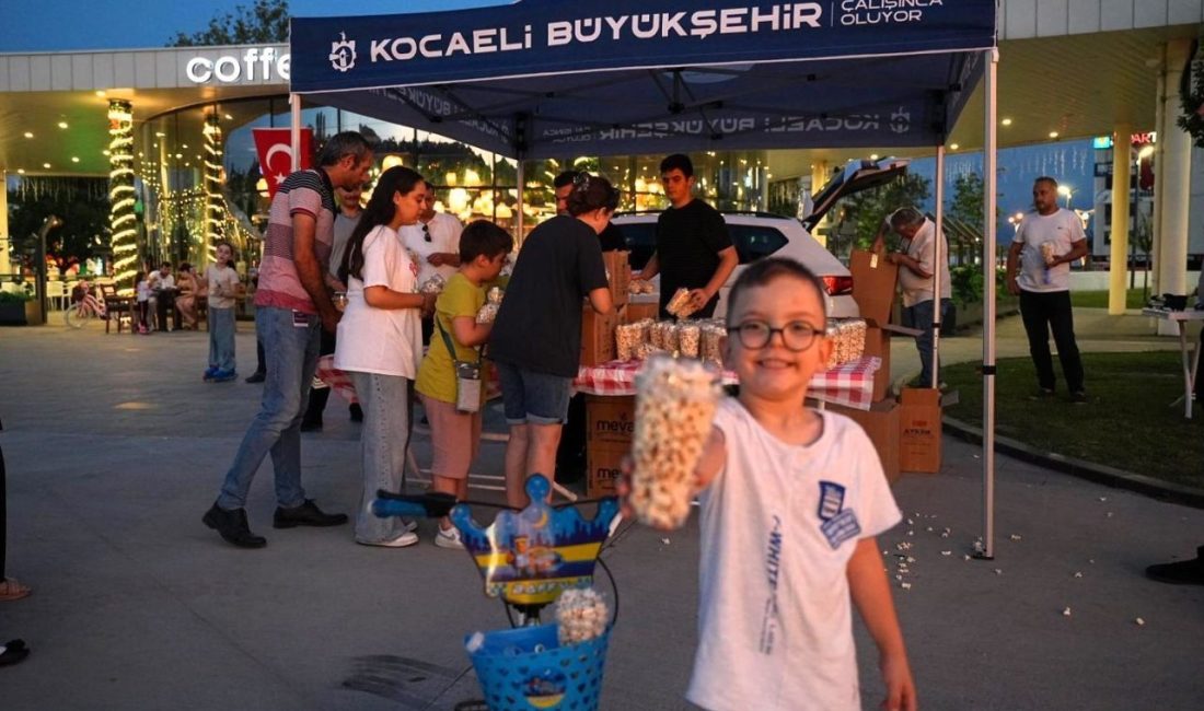 Kocaeli’de yaz akşamları müzik ve sinema rüzgarıyla renklendi Kocaeli Büyükşehir Belediyesi tarafından kentin farklı noktalarında düzenlenen “Yaz Neşesi