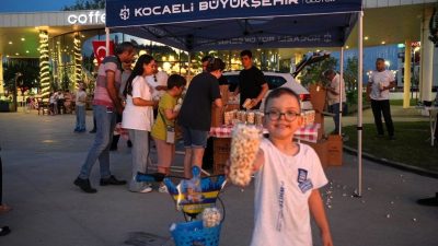Kocaeli’de yaz akşamları müzik ve sinema rüzgarıyla renklendi Kocaeli Büyükşehir Belediyesi tarafından kentin farklı noktalarında düzenlenen “Yaz Neşesi