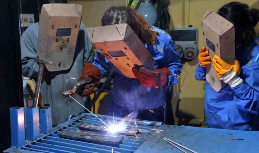 Kocaeli’de “Halk Üniversitesi” olarak anılan KO-MEK, 405 farklı branşta verdiği