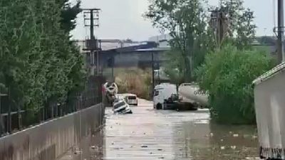 Kocaeli’de etkili olan şiddetli sağanak, cadde ve sokakları göle çevirdi.