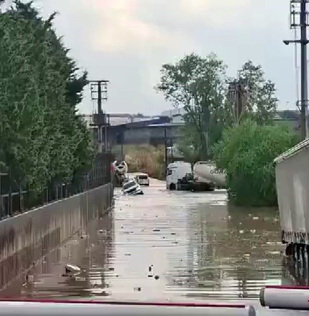 Kocaeli’de etkili olan şiddetli sağanak, cadde ve sokakları göle çevirdi.