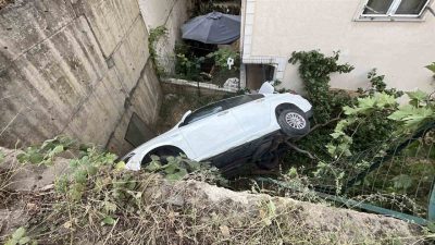 Kocaeli’de sürücüsünün direksiyon hakimiyetini kaybettiği otomobil, yaklaşık 5 metre yükseklikten