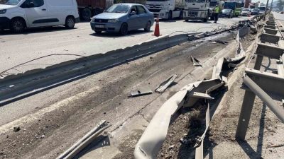 Kocaeli’nin Körfez ilçesinde kontrolden çıkan tır, bariyerleri aşarak karşı şeritte