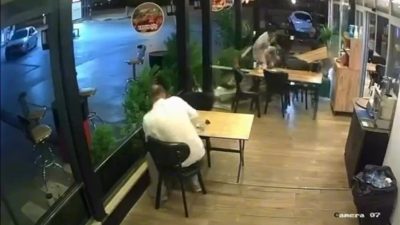 Kocaeli’de kontrolünü kaybeden motosiklet sürücüsü lokantanın cam vitrinine daldı. Çarpmanın
