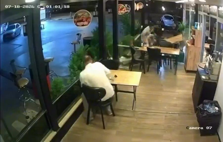 Motosiklet lokantada oturan müşteriye çarptı Kocaeli’de kontrolünü kaybeden motosiklet sürücüsü lokantanın cam vitrinine daldı. Çarpmanın