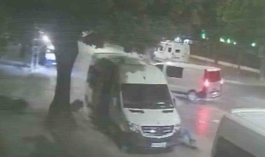 Motosiklet sürücülerinin ağır yaralandığı kazanın güvenlik kamerası ortaya çıktı Sakarya’nın Adapazarı ilçesinde iki motosikletlinin ağır yaralandığı kazanın güvenlik kamerası