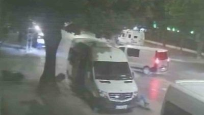 Motosiklet sürücülerinin ağır yaralandığı kazanın güvenlik kamerası ortaya çıktı Sakarya’nın Adapazarı ilçesinde iki motosikletlinin ağır yaralandığı kazanın güvenlik kamerası
