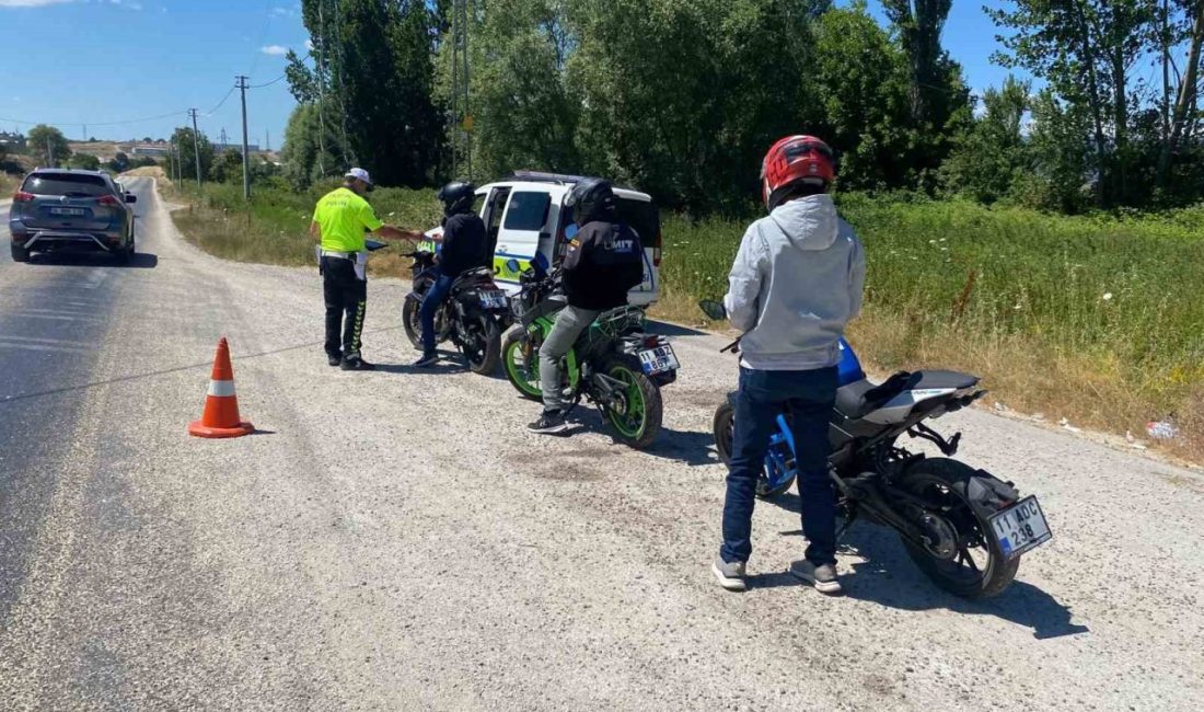 Bilecik’in Pazaryeri ilçesinde motosiklet ve elektrikli bisikletlere sıkı denetim uygulandı.