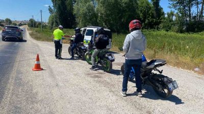 Bilecik’in Pazaryeri ilçesinde motosiklet ve elektrikli bisikletlere sıkı denetim uygulandı.