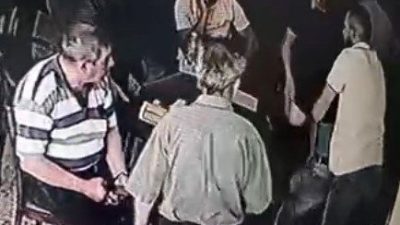 Bilecik’te bir kıraathanede okey oynayan şahsın yediği portakalın parçası soluk