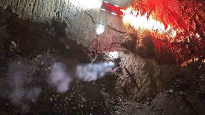 Düzce’de ormanlık alandaki yangını yol üzerinde gören vatandaş durumu itfaiye