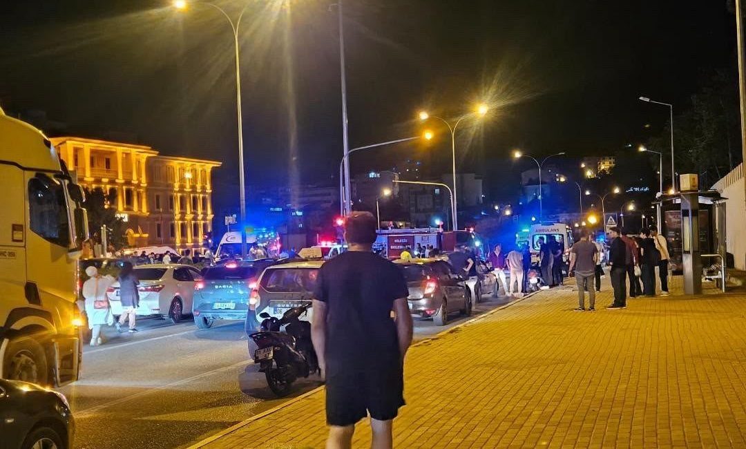 Bilecik’te kontrolden çıkarak orta refüje çarpan otomobilin takla atması sonucu
