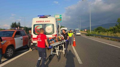 Anadolu Otoyolu’nun Düzce gişeleri mevkiinde kontrolden çıkan otomobilin bariyerlere saplanması