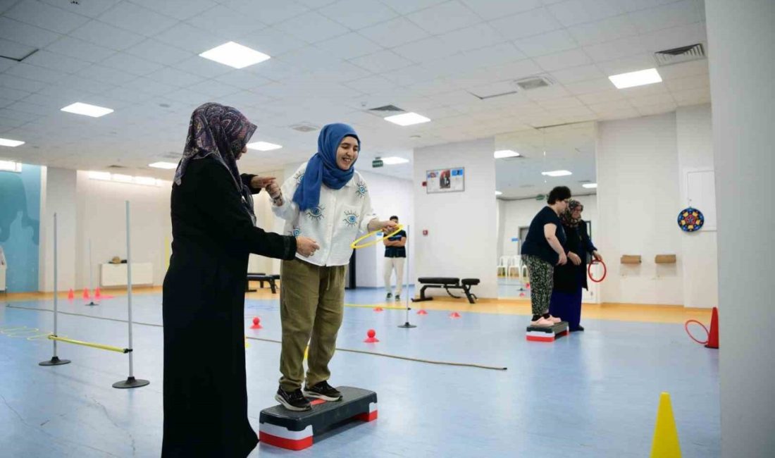 Çayırova Belediyesi Fatma Çelik Engelliler Merkezi’nde düzenlenen yaz okulu etkinliklerine