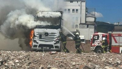 Kocaeli’nin Körfez ilçesinde tır parkında park halinde bulunan çekici, alevlere