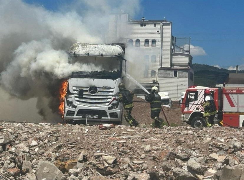 Kocaeli’nin Körfez ilçesinde tır parkında park halinde bulunan çekici, alevlere