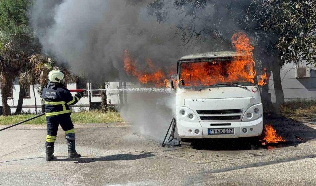 Park halindeki minibüs alev alev yandı Bilecik’te park halinde alev alan minibüs hurda yığınına dönerken bitişikteki