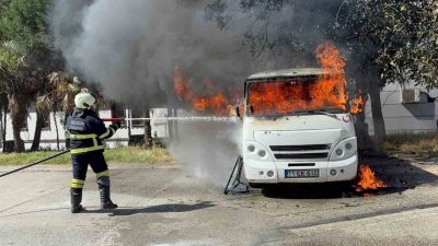 Bilecik’te park halinde alev alan minibüs hurda yığınına dönerken bitişikteki