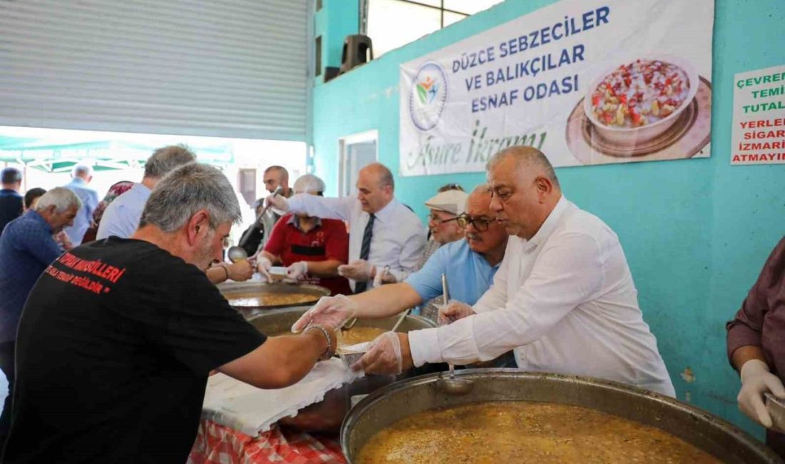 Pazar yerinde aşure ikramı gönülleri buluşturdu Düzce Sebzeciler ve Balıkçılar Esnaf Odası’ndan Pazar yerinde gerçekleştirilen aşure