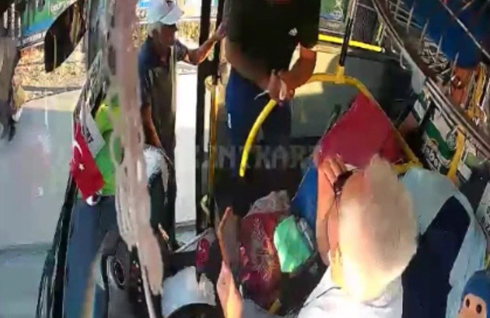 Penseyi silah gibi gösterip şoförü tehdit eden yolcu yakalandı Kocaeli’de özel halk otobüsü şoförüyle durak nedeniyle tartışan ve yanında