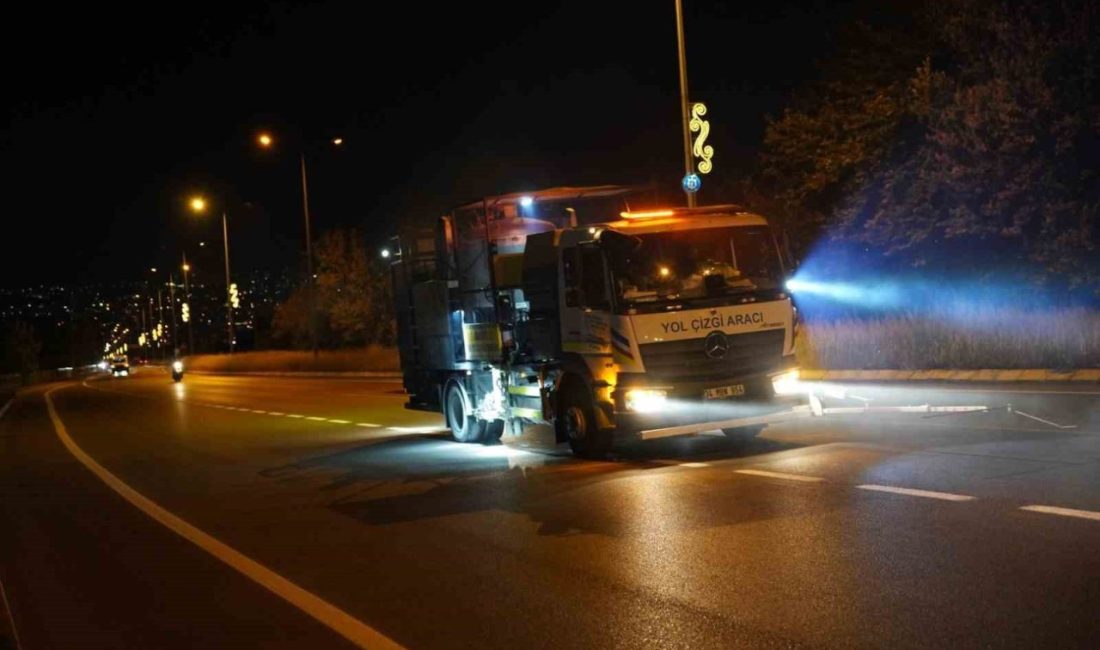 Reflektif yol çizgileriyle sürüş güvenliği artırıldı İzmit’te Oramiral Salim Dervişoğlu ve Demiryolu caddelerindeki 9 bin metrelik
