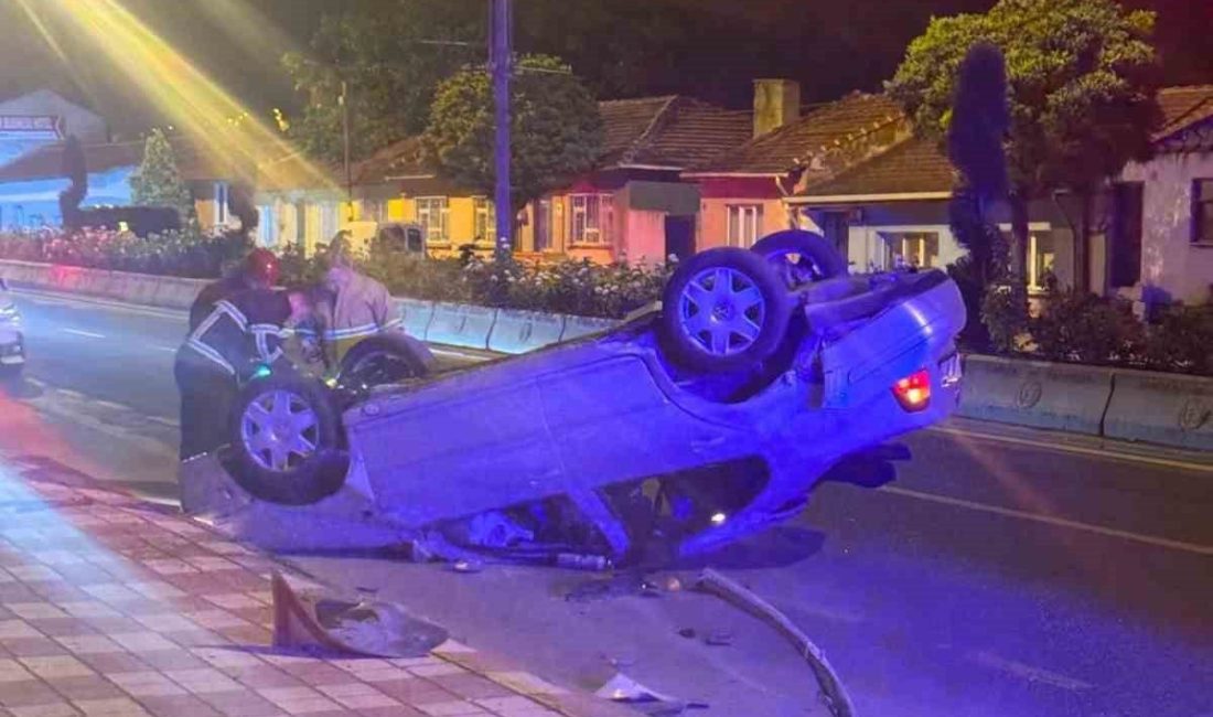 Bilecik’in Bozüyük ilçesinde refüje çarptıktan sonra ters dönen otomobilde bulunan