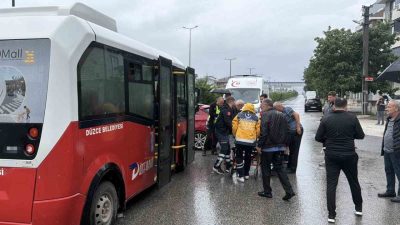 Düzce’de sağanak yağış beraberinde kazayı getirdi. Halk otobüsü ile otomobilin