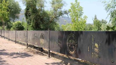 Bilecik’in Osmaneli ilçesinde Sakarya Nehri kıyısındaki ahşap koruma çitleri kaldırılarak