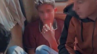Sakarya’nın Hendek ilçesinde polis ekiplerince düzenlenen göçmen kaçakçılığı operasyonunda gözaltına