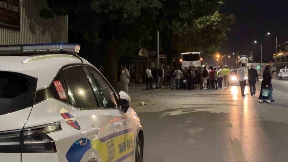 Sakarya’da hafif ticari araç ile iki motosiklet çarpıştı: 2 ağır yaralı Sakarya’nın Adapazarı ilçesinde iki motosiklet ve bir hafif ticari aracın