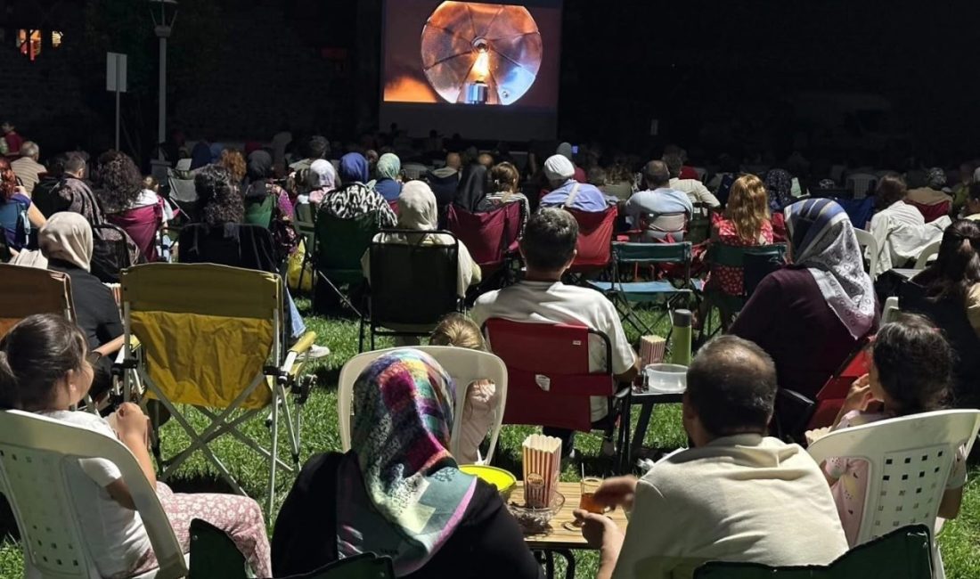 Sandalyeyi kapan açık hava sinemasına koştu Gölcük Belediyesinin yaz sinema etkinlikleri kapsamında düzenlediği açık hava film