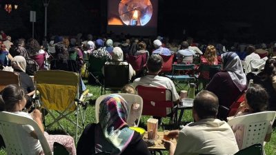 Sandalyeyi kapan açık hava sinemasına koştu Gölcük Belediyesinin yaz sinema etkinlikleri kapsamında düzenlediği açık hava film