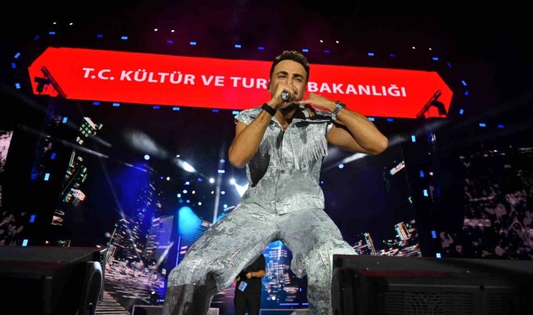 Sakarya Kültür Yolu Festivali kapsamında sahne alan rap sanatçısı Sefo,