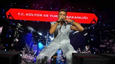 Sakarya Kültür Yolu Festivali kapsamında sahne alan rap sanatçısı Sefo,