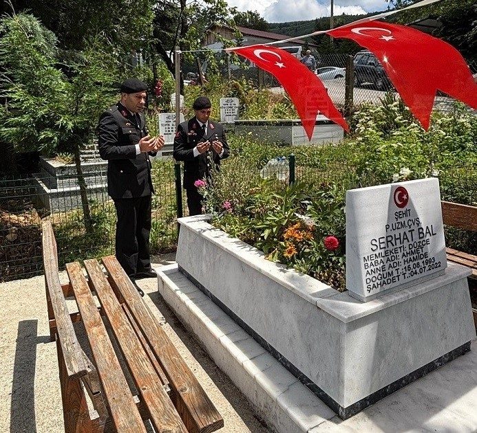 Şehit Serhat Bal kabri başında anıldı DÜZCE (İHA) – Düzce İl Jandarma Komutanlığı ekipleri, 2022 yılında