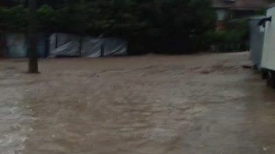 Kastamonu’nun Cide ilçesinde şiddetli yağışların neden olduğu selde derenin taşma