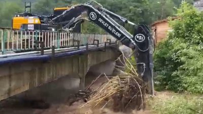 Kastamonu’da metrekareye 157 kilogram yağışın düştüğü Doğanyurt ilçesinde menfezler tıkandı.