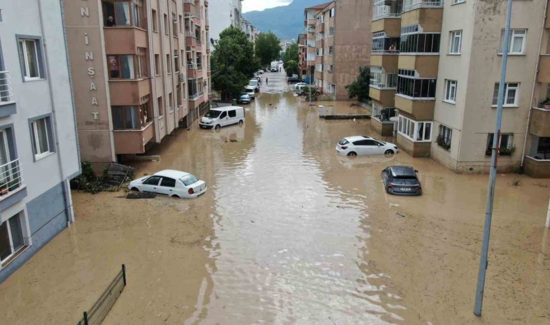 Kastamonu’nun Cide ilçesinde kuvvetli sağanak yağışların ardından Devrekani Çayının taşması