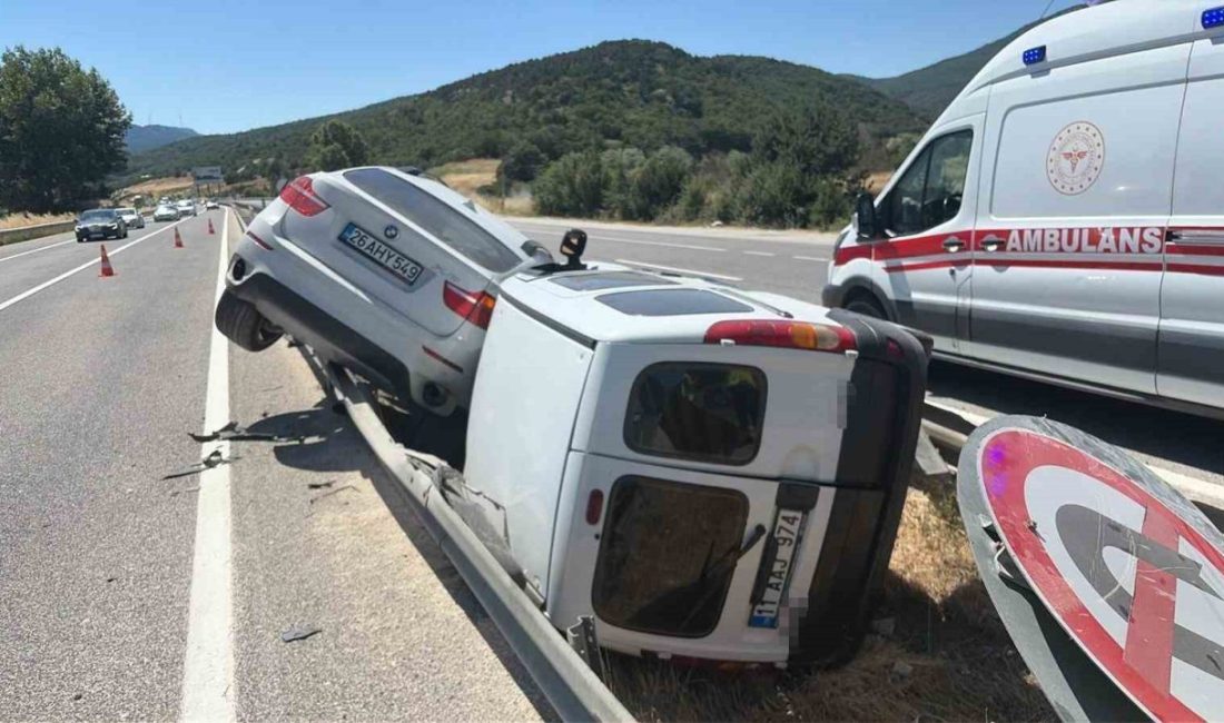 Bilecik’te aynı yönde seyir halindeki iki otomobilin sollama manevrası sırasında